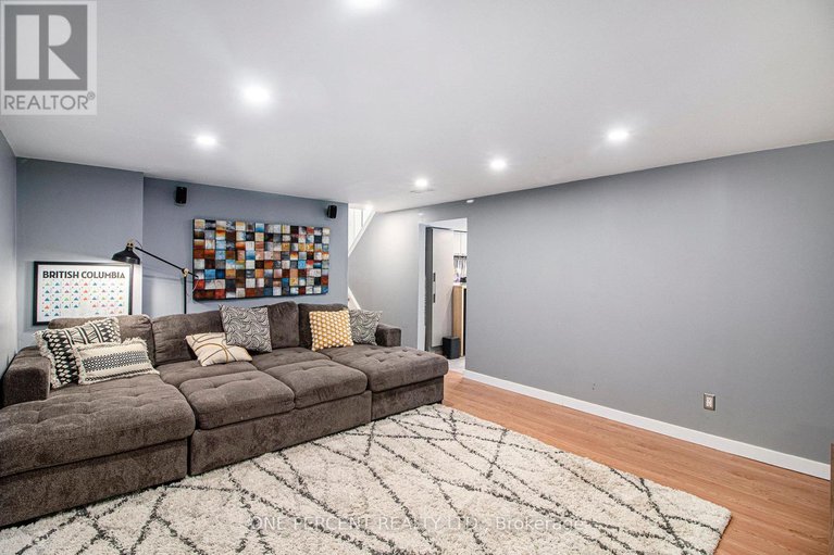 28684003/1042-harkness-avenue/riverside-park/ottawa/ontario/K1V6P2_16