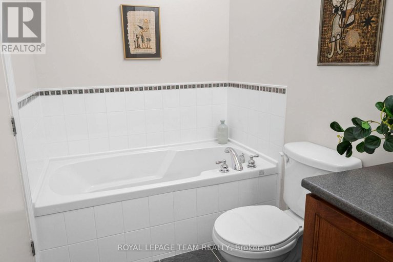 29563752/202-260-besserer-street/sandy-hill/ottawa/ontario/K1N1J3_25