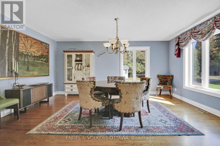 29119545/5593-whitewood-avenue-s/manotick-village-manotick-estates/ottawa/ontario/K4M1E1_4