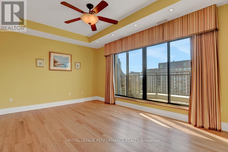28544593/ph2-260-besserer-street/sandy-hill/ottawa/ontario/K1N1J3_13
