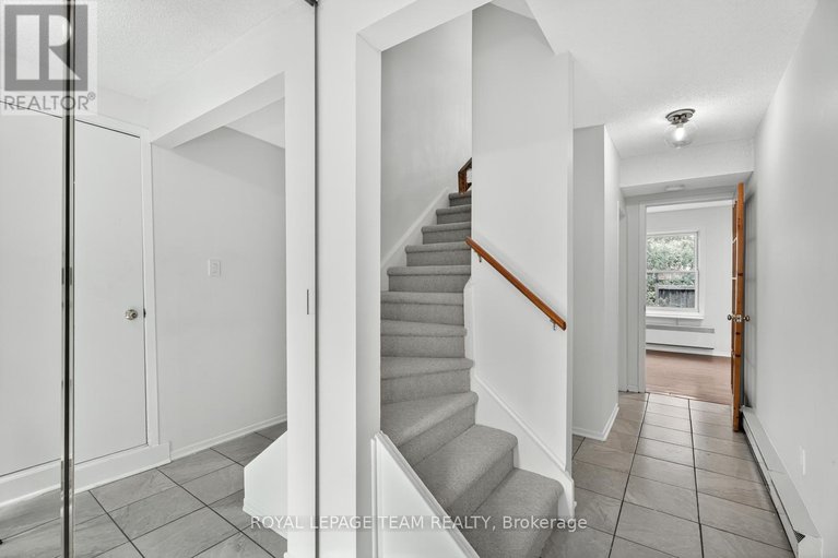 28827776/9-moorside-private/carleton-heights/ottawa/ontario/K2C3P4_2
