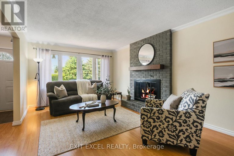 28416258/396-roxdale-avenue/bilberry-creekqueenswood-heights/ottawa/ontario/K1E1V5_4