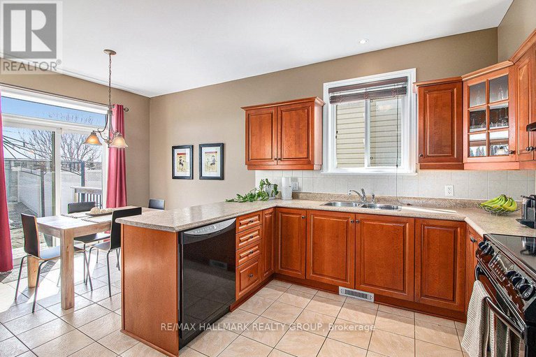 28370521/280-trail-side-circle/springridgeeast-village/ottawa/ontario/K4A5B1_10