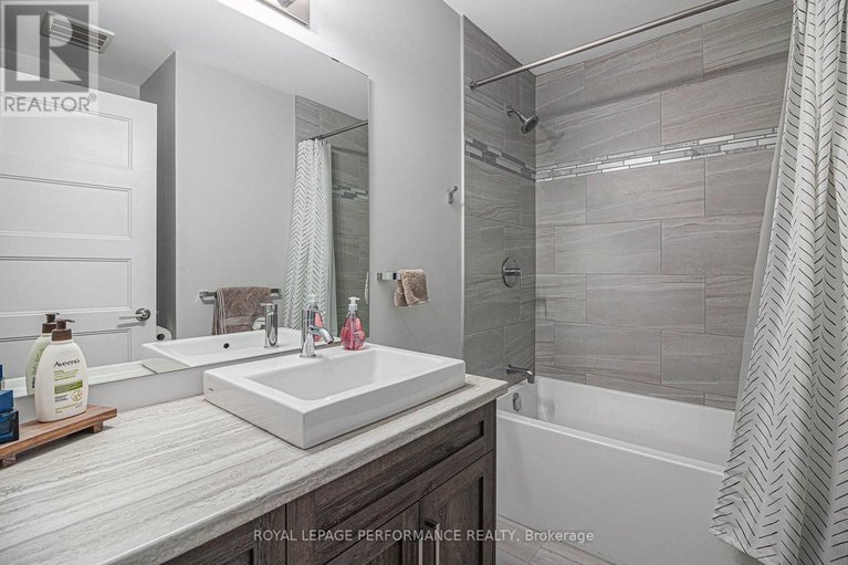 29474543/8-brittany-street/north-stormont-finch-twp/north-stormont/ontario/K0A1R0_18