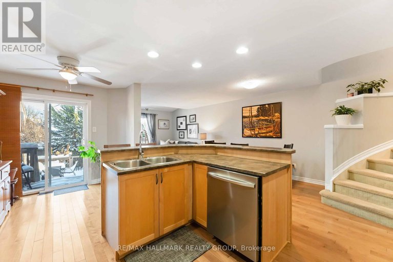 29098456/135-tandalee-crescent/emerald-meadowstrailwest/ottawa/ontario/K2M0A1_4