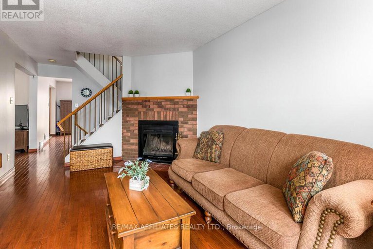 28164260/1015-alenmede-crescent/fairfield-heights/ottawa/ontario/K2B8H2_10
