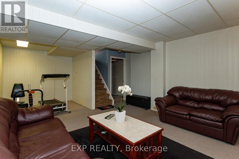 28588528/1576-st-georges-street/bilberry-creekqueenswood-heights/ottawa/ontario/K1E2M9_28