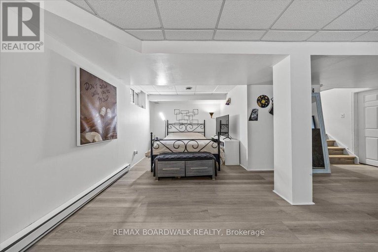 29318250/294-valade-crescent/fallingbrookpineridge/ottawa/ontario/K4A2X3_29