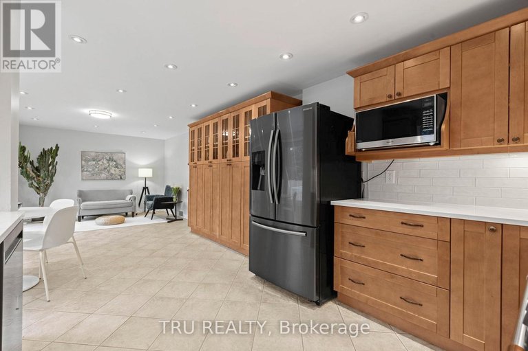 29611395/256-hoylake-crescent/bilberry-creekqueenswood-heights/ottawa/ontario/K1E2M8_18