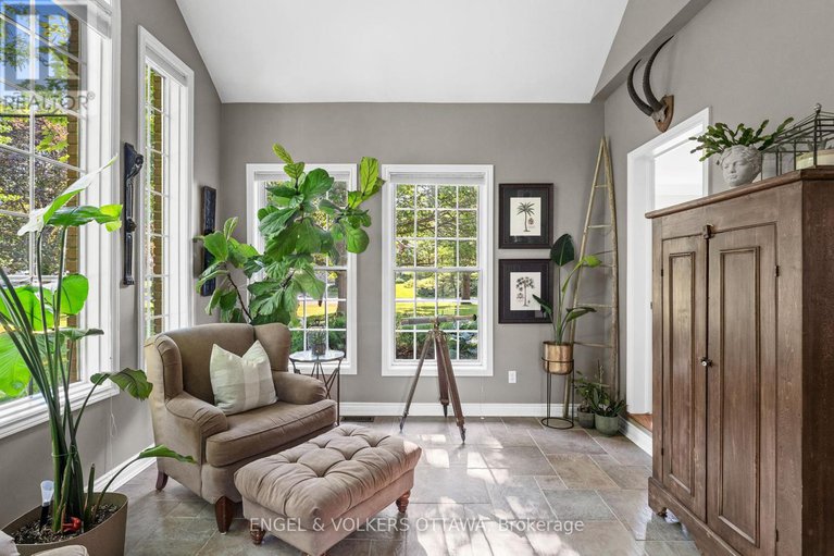 28790851/5557-pettapiece-crescent/manotick-village-manotick-estates/ottawa/ontario/K4M1C5_10