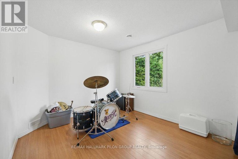 28420947/84-eastpark-drive/blackburn-hamlet/ottawa/ontario/K1B4A4_24