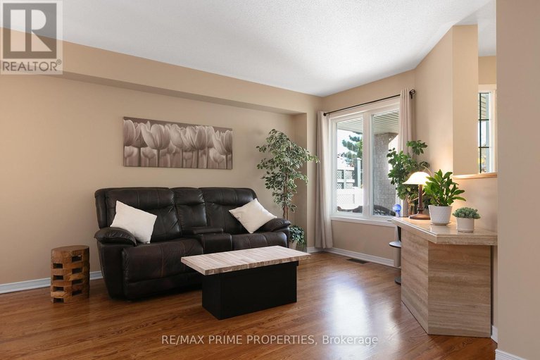 29075456/1545-senateurs-way/fallingbrookpineridge/ottawa/ontario/K4A4A2_5