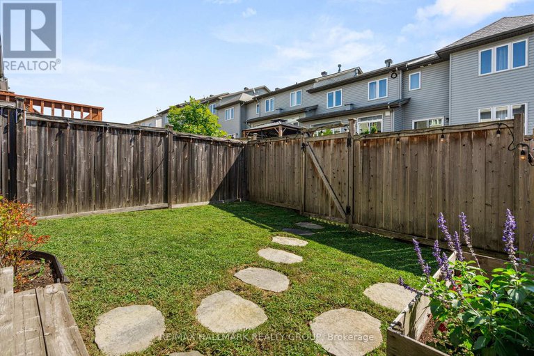 28834905/379-rolling-meadow-crescent/mer-bleuebradley-estatesanderson-park/ottawa/ontario/K1W0A9_36