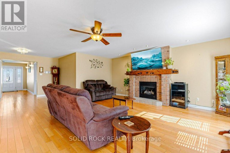 28671866/9-grove-street/iroquois/south-dundas/ontario/K0E1K0_10