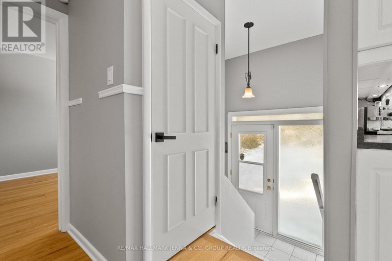 29393824/866-claude-street/castle-heightsrideau-high/ottawa/ontario/K1K2S6_16