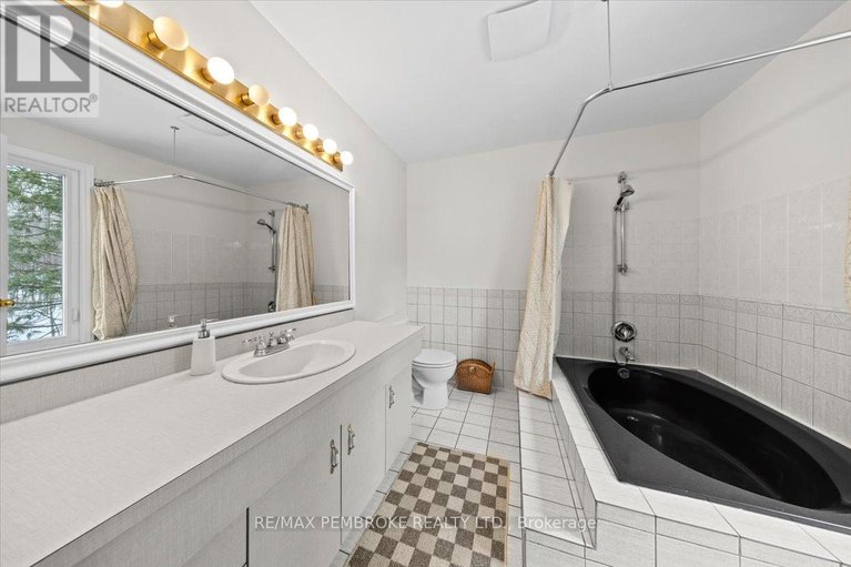 29556813/1235-millburn-crescent/cumberland-ridge/ottawa/ontario/K4C1C9_27