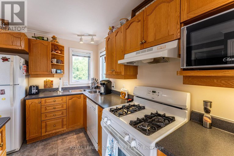 29405872/14977-country-rd-2-road/south-stormont-osnabruck-twp/south-stormont/ontario/K0C1M0_6