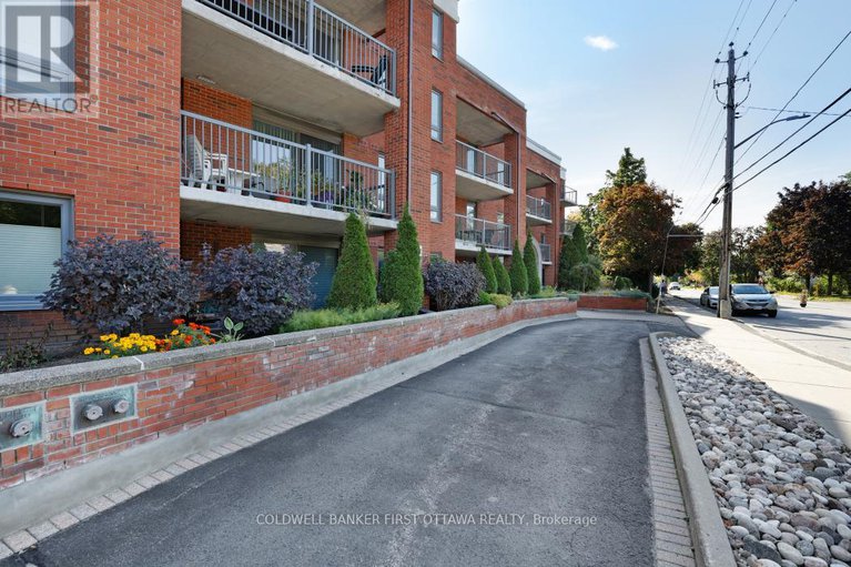 28915900/303-939-north-river-road/overbrook/ottawa/ontario/K1K3V2_4