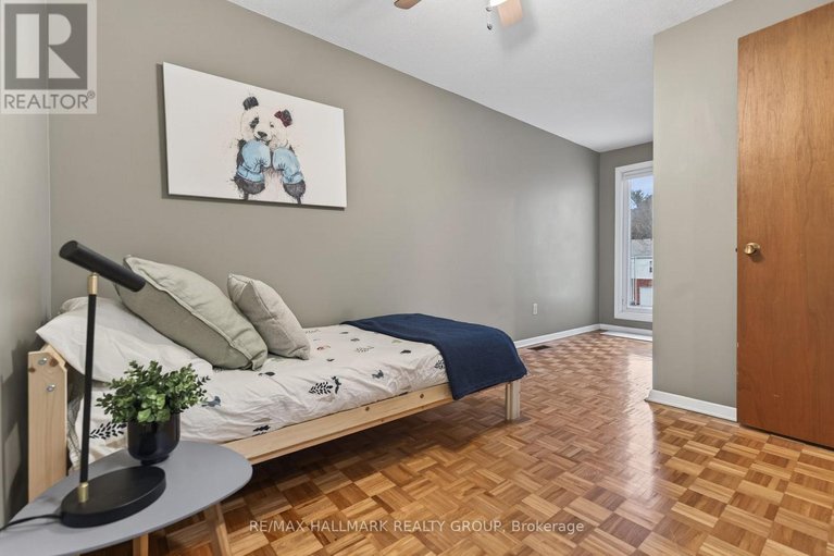 29612402/24-hobart-crescent/sheahan-estatestrend-village/ottawa/ontario/K2H5S4_27