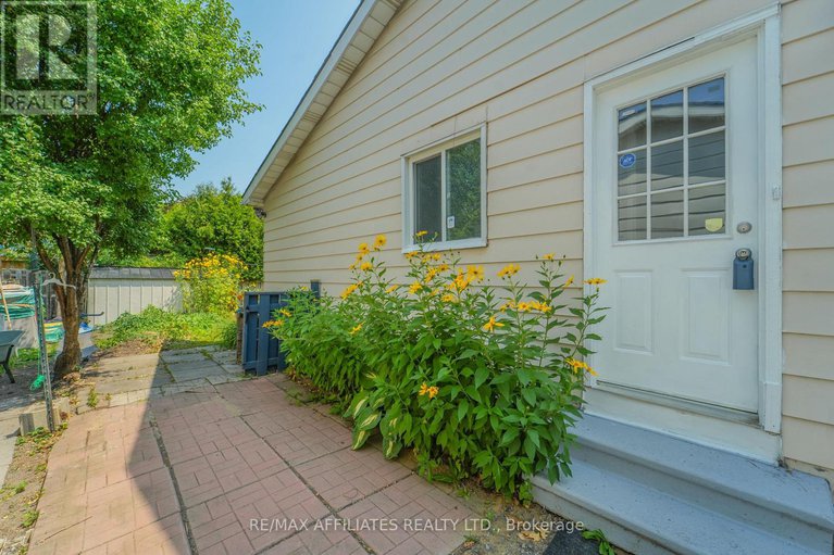28708608/208-old-colony-road-e/glencairnhazeldean/ottawa/ontario/K2L1M7_4