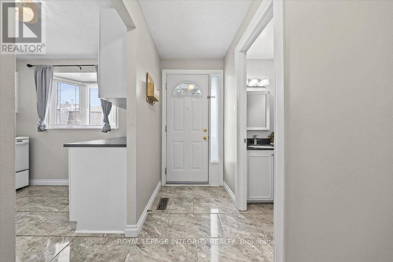 29629898/c-1771-lamoureux-drive/queenswood-heights-south/ottawa/ontario/K1E2N5_2