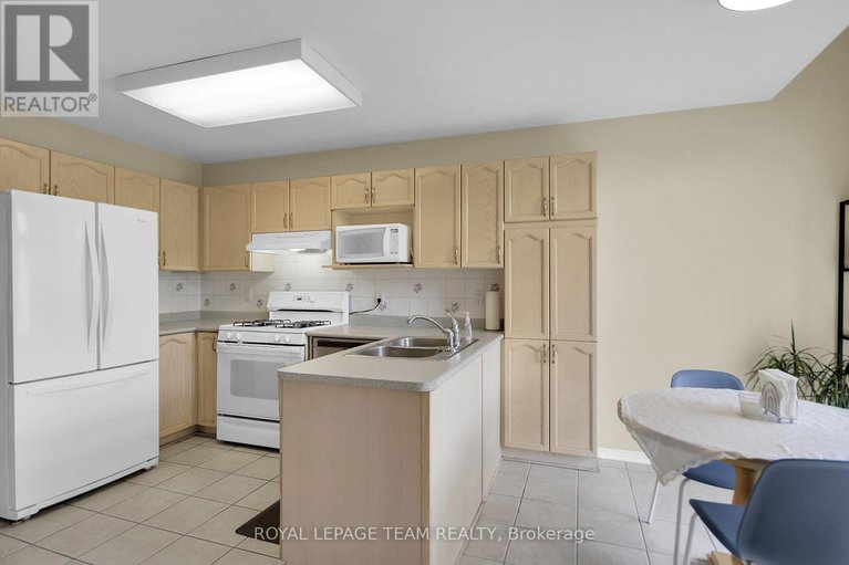 28518237/102-longshire-circle/longfields/ottawa/ontario/K2J4K8_9