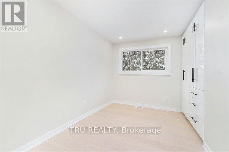 28740163/39-sunnycrest-drive/city-viewskylinefisher-heightsparkwood-hills/ottawa/ontario/K2E5Y4_21