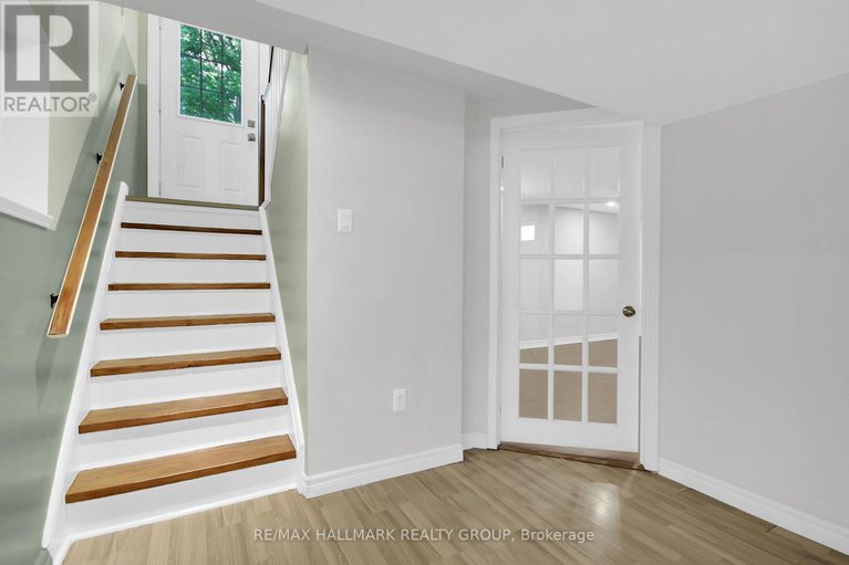 28570009/2286-elmira-drive/parkway-park/ottawa/ontario/K2C1H4_28