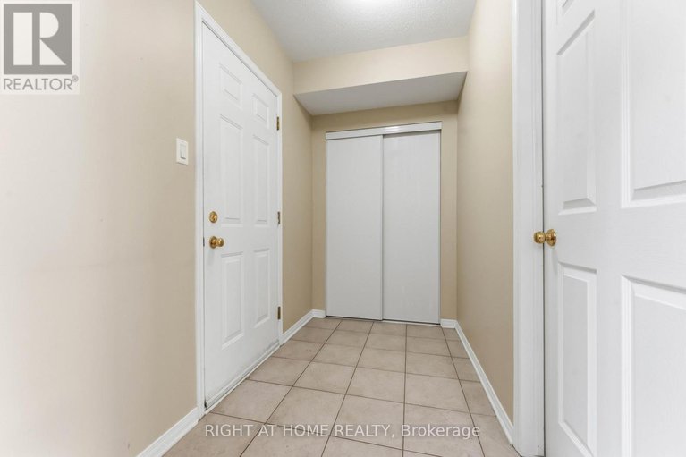 29403444/4-castle-glen-crescent/glencairnhazeldean/ottawa/ontario/K2L4H1_27