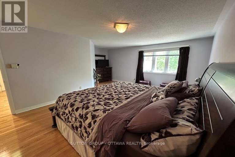 28486818/32-cellini-court-w/hunt-club-park/ottawa/ontario/K1G5K3_41