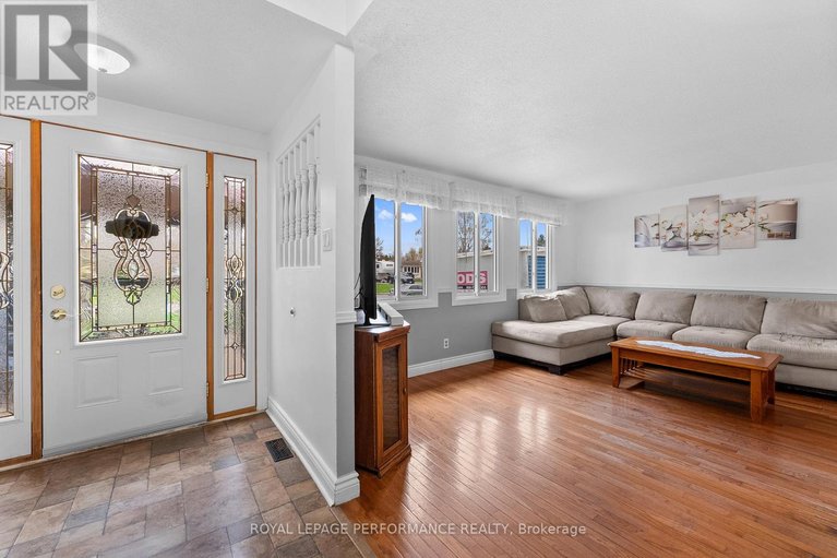 29688001/420-hatfield-crescent/bilberry-creekqueenswood-heights/ottawa/ontario/K1E1M8_6