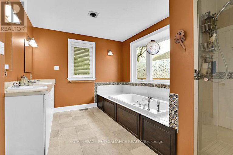 28274254/2043-riverside-drive/faircrest-heights/ottawa/ontario/K1H7X1_18