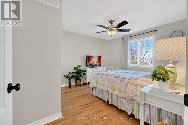 29352241/1952-schroeder-crescent/springridgeeast-village/ottawa/ontario/K4A4P7_38