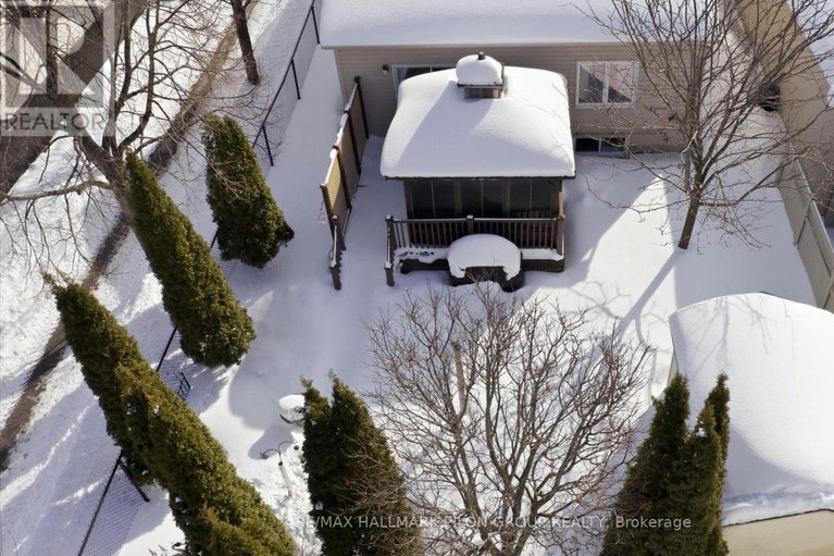 29367995/303-rustic-hills-crescent/springridgeeast-village/ottawa/ontario/K4A5A5_19