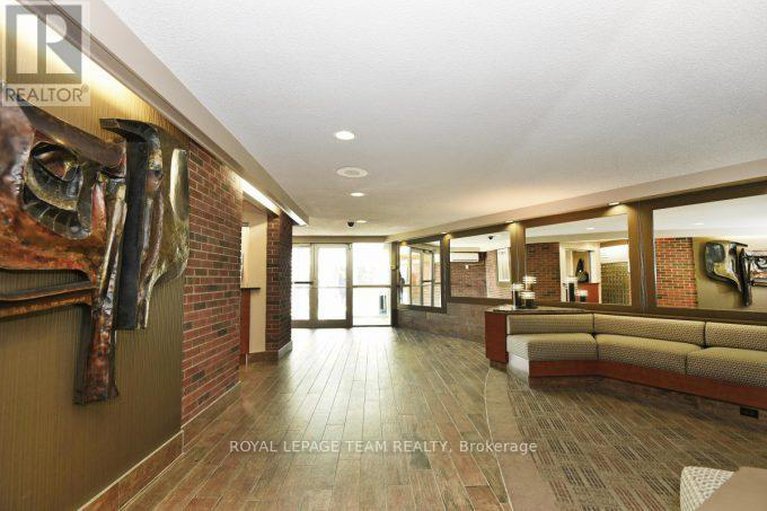 28289249/706-20-chesterton-drive/borden-farmstewart-farmcarleton-heightsparkwood-hills/ottawa/ontario/K2E6Z7_18