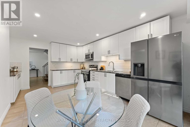28688332/2044-wildflower-drive/queenswood-heights-south/ottawa/ontario/K1E3R5_11