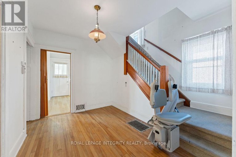 28943384/472-edison-avenue/mckellarhighland/ottawa/ontario/K2A1T9_12