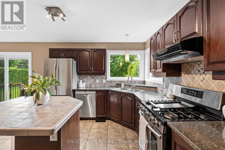 28648158/804-covehead-crescent/riverside-southgloucester-glen/ottawa/ontario/K1V1M3_14