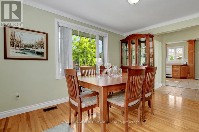 28439854/583-donald-street/overbrookcastle-heights/ottawa/ontario/K1K1L5_11