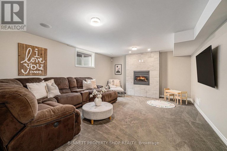 29034502/1870-maple-grove-road/stittsville-north/ottawa/ontario/K2S0W3_24