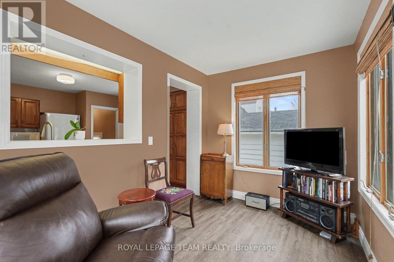 29474751/104-van-buren-street/kemptville/north-grenville/ontario/K0G1J0_20