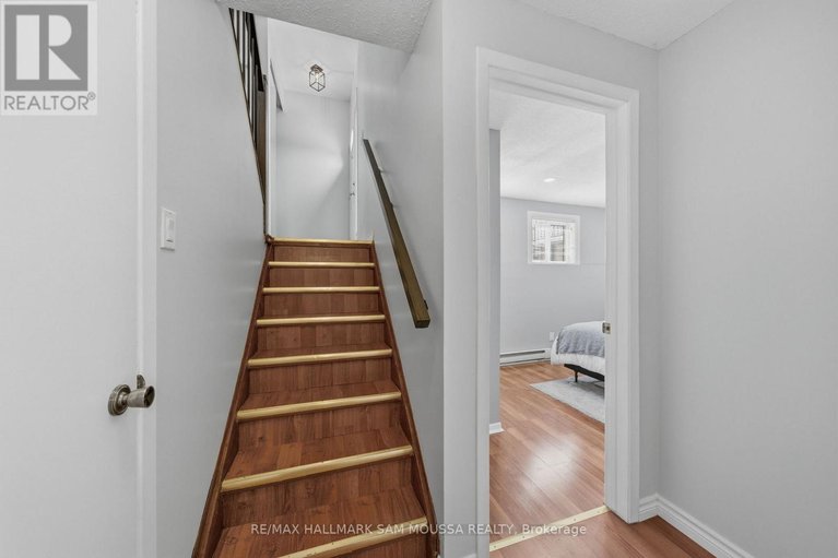 29571968/b-25-woodvale-green/craig-henrywoodvale/ottawa/ontario/K2G4H3_28