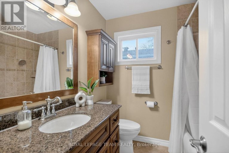 29608683/8-gowrie-drive/glencairnhazeldean/ottawa/ontario/K2L2S4_32