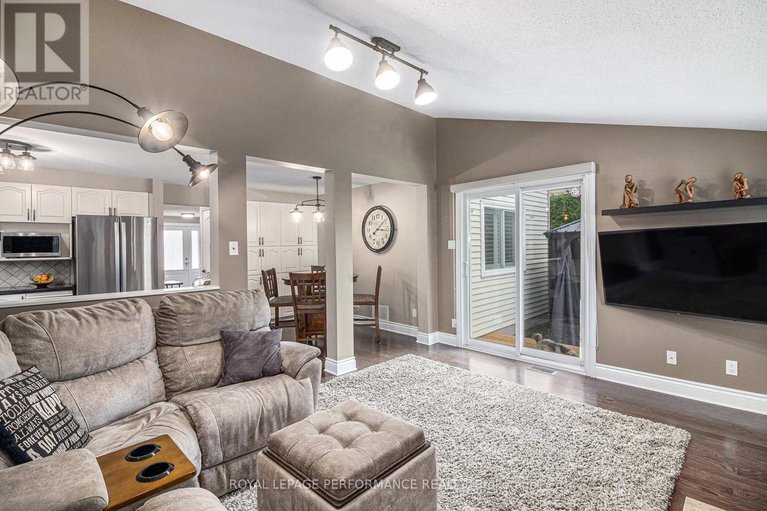 29629038/653-thicket-way/fallingbrookgardenway-south/ottawa/ontario/K4A3A7_5