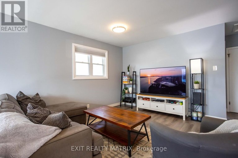 29601453/474-queen-street/winchester/north-dundas/ontario/K0C2K0_6