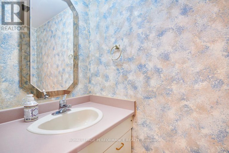 28381018/1970-marquis-avenue/beaconwood/ottawa/ontario/K1J8J4_16