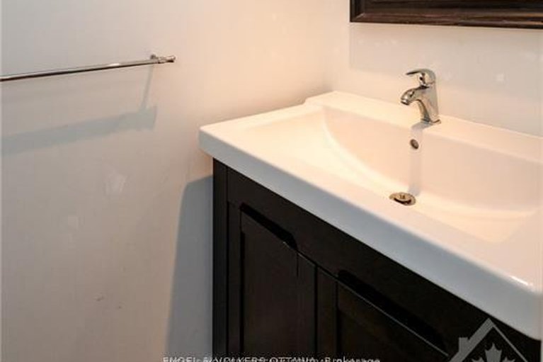 29456645/144-montauk/carleton-heights/ottawa/ontario/K2C2B4_24