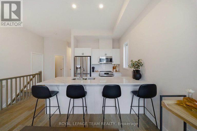 29688478/519-crescendo-private/riverside-southgloucester-glen/ottawa/ontario/K1X0E4_13