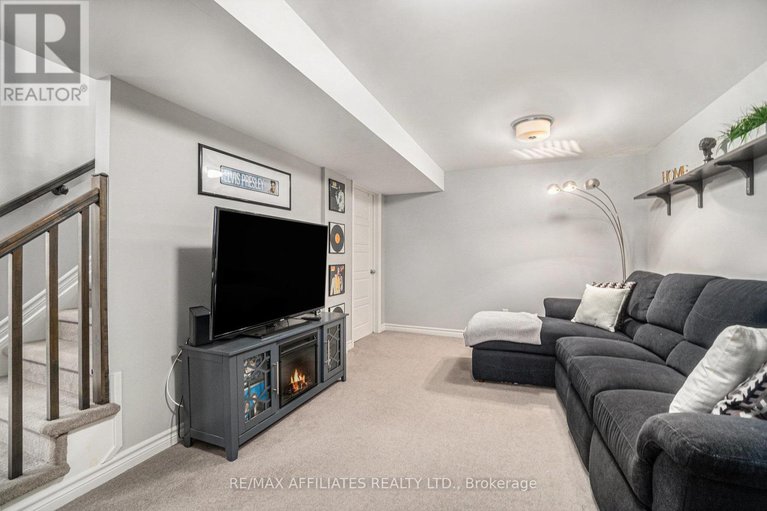 28981202/812-tewin-circle/camelot/ottawa/ontario/K4A1K3_18