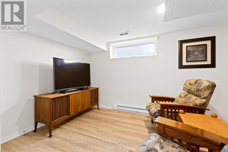 28556678/1525-senateurs-way/fallingbrookpineridge/ottawa/ontario/K4A4A3_34